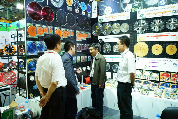 江蘇省商務(wù)廳笪家祥副廳長調(diào)研匯鴻集團廣交會工具展位